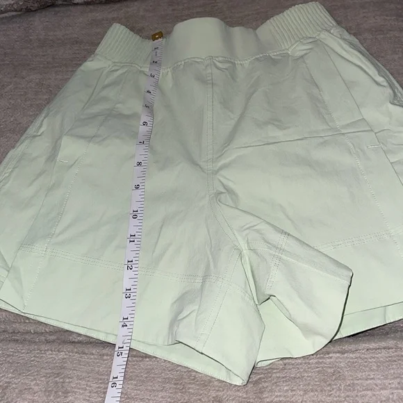 Lululemon Stretch Woven Relaxed-Fit High-Rise Short 4"
Kohlrabi Green - Picture 8 of 9